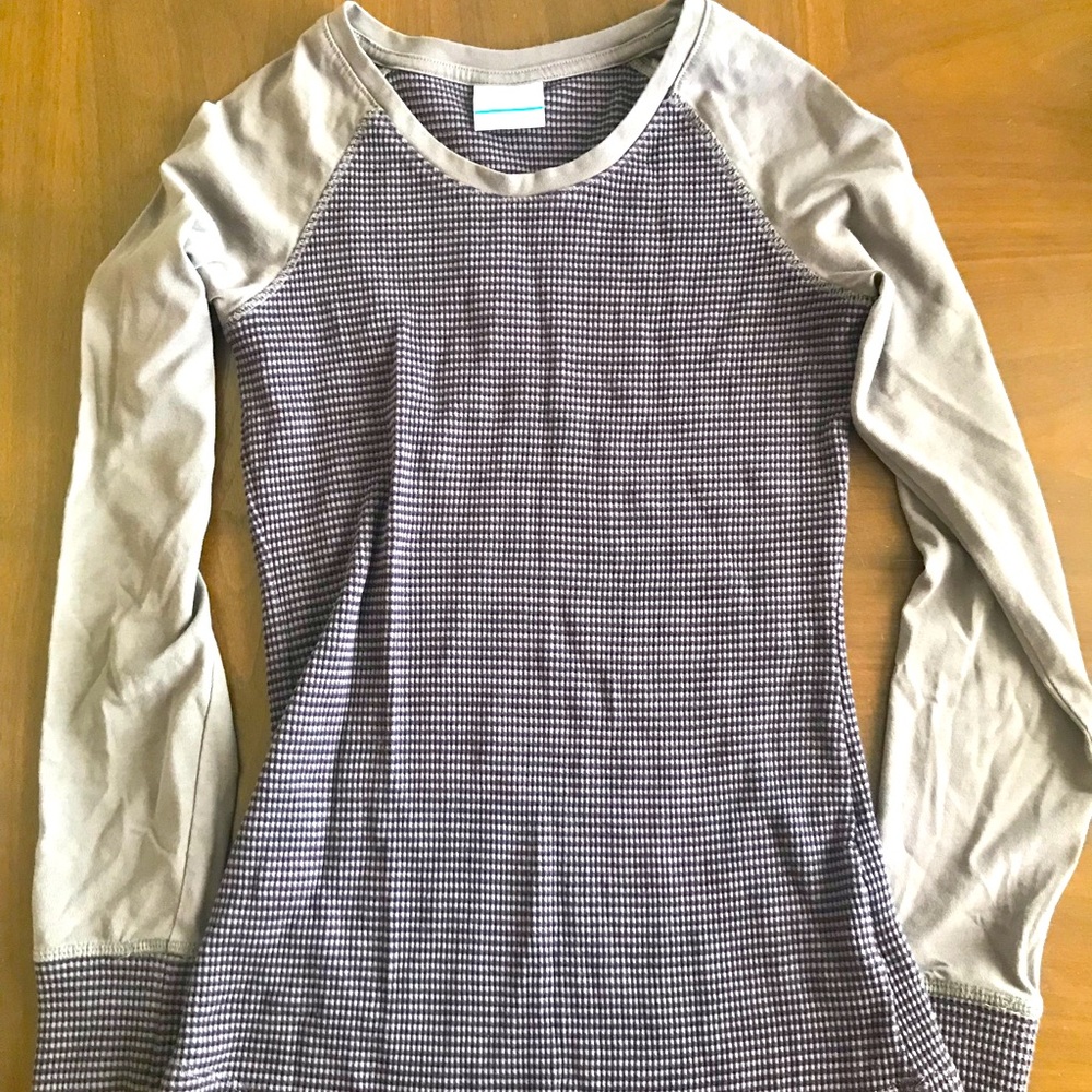 Women’s small Columbia shirt.